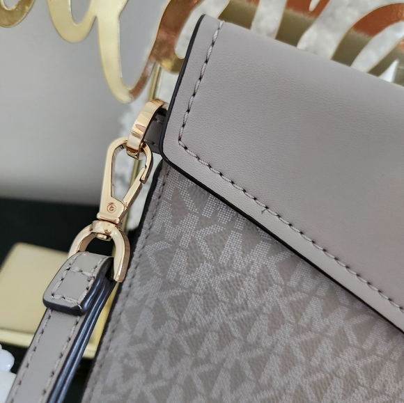 MK Envelope Large Clutch/Wrislet NWOT Gorgeous elegant thin wrislet - Picture 3 of 7